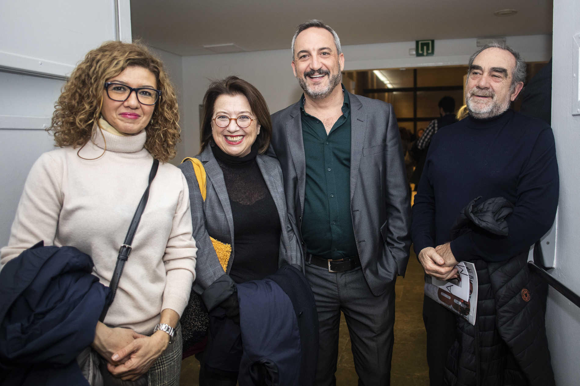 Josep Grau, en el centro de la imagen, en la inauguración de la exposición '1989: el fin del siglo XX'. Foto: EVA MÁÑEZ. - 