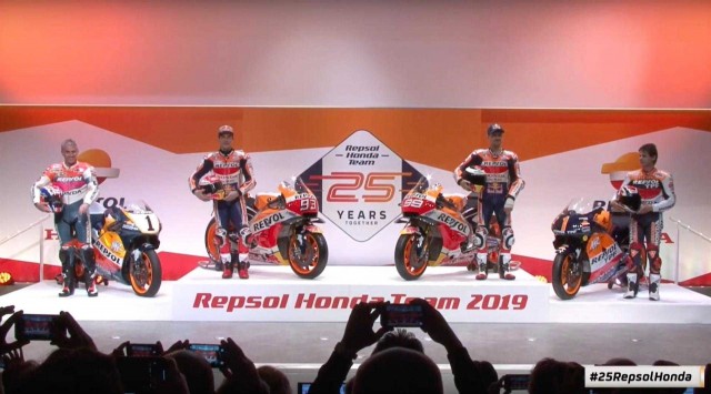El binomio Márquez-Lorenzo arranca arropado por Crivillé y Doohan en el 25 aniversario del Repsol Honda
