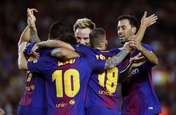 Messi decide el derbi barcelonés con un triplete
