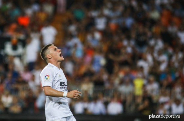 La primera revisión a Gameiro descarta una lesión en el peroné y solo refleja una contusión