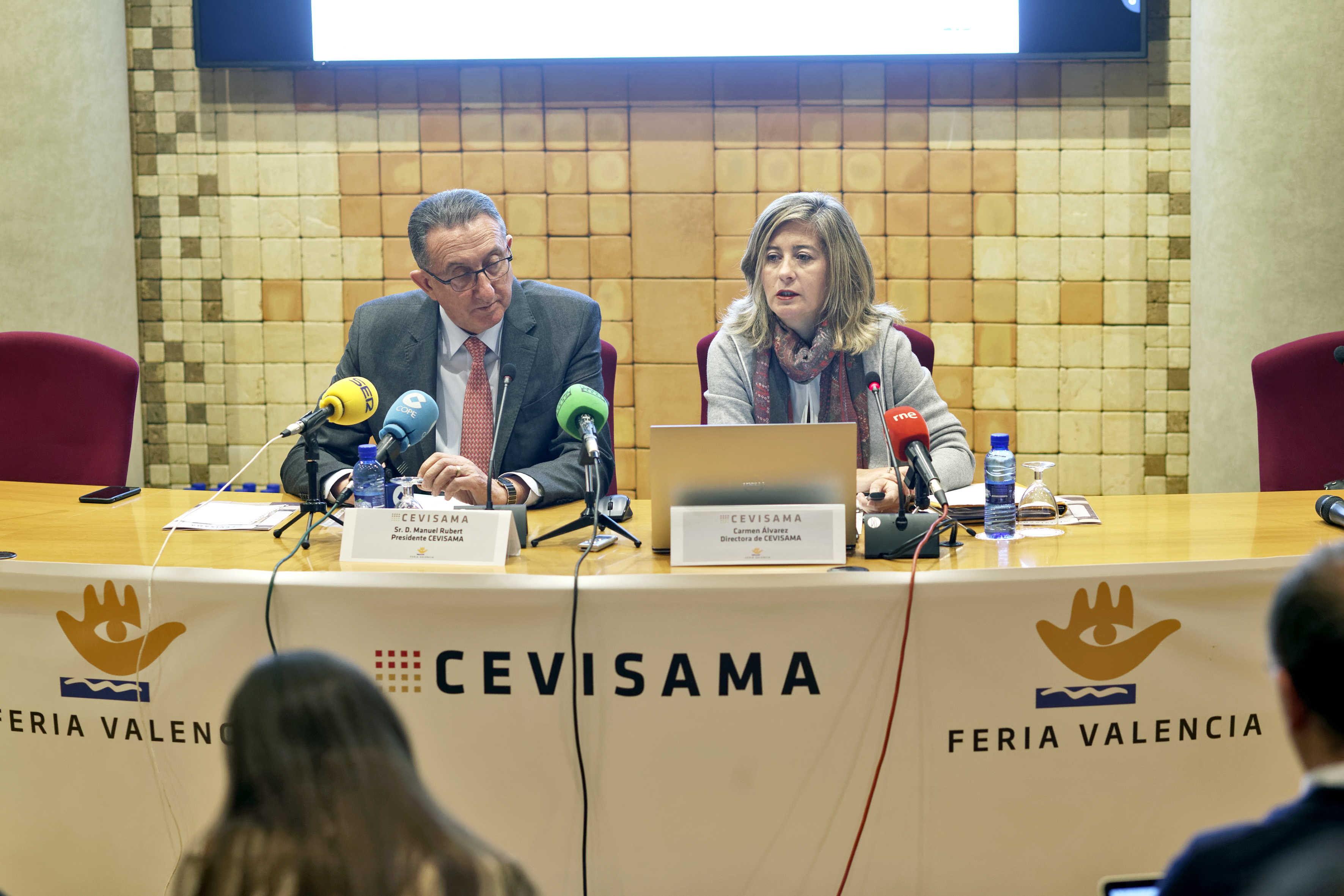 Manuel Rubert, presidente de Cevisama, y Carmen Álvarez, directora de la feria de la cerámica, este miércoles en Castellón. - 