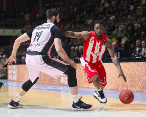 Un Dubljevic estelar y una canasta de Van Rossom clasifican al Valencia Basket para cuartos 