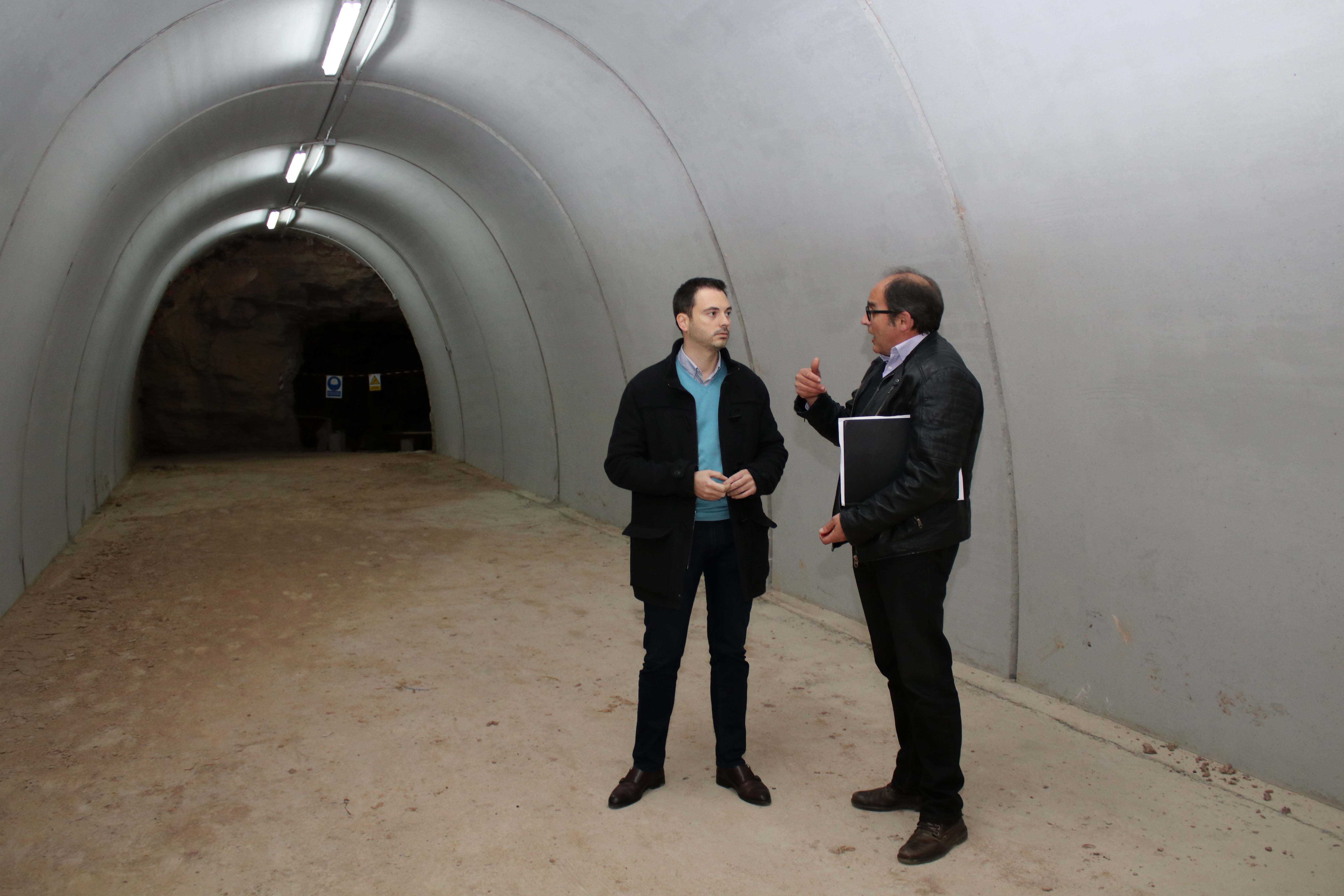 El alcalde de Onda, Ximo Huguet, junto al director del Museo, Vicent Estall, en la Cova de l'Algepsar - 