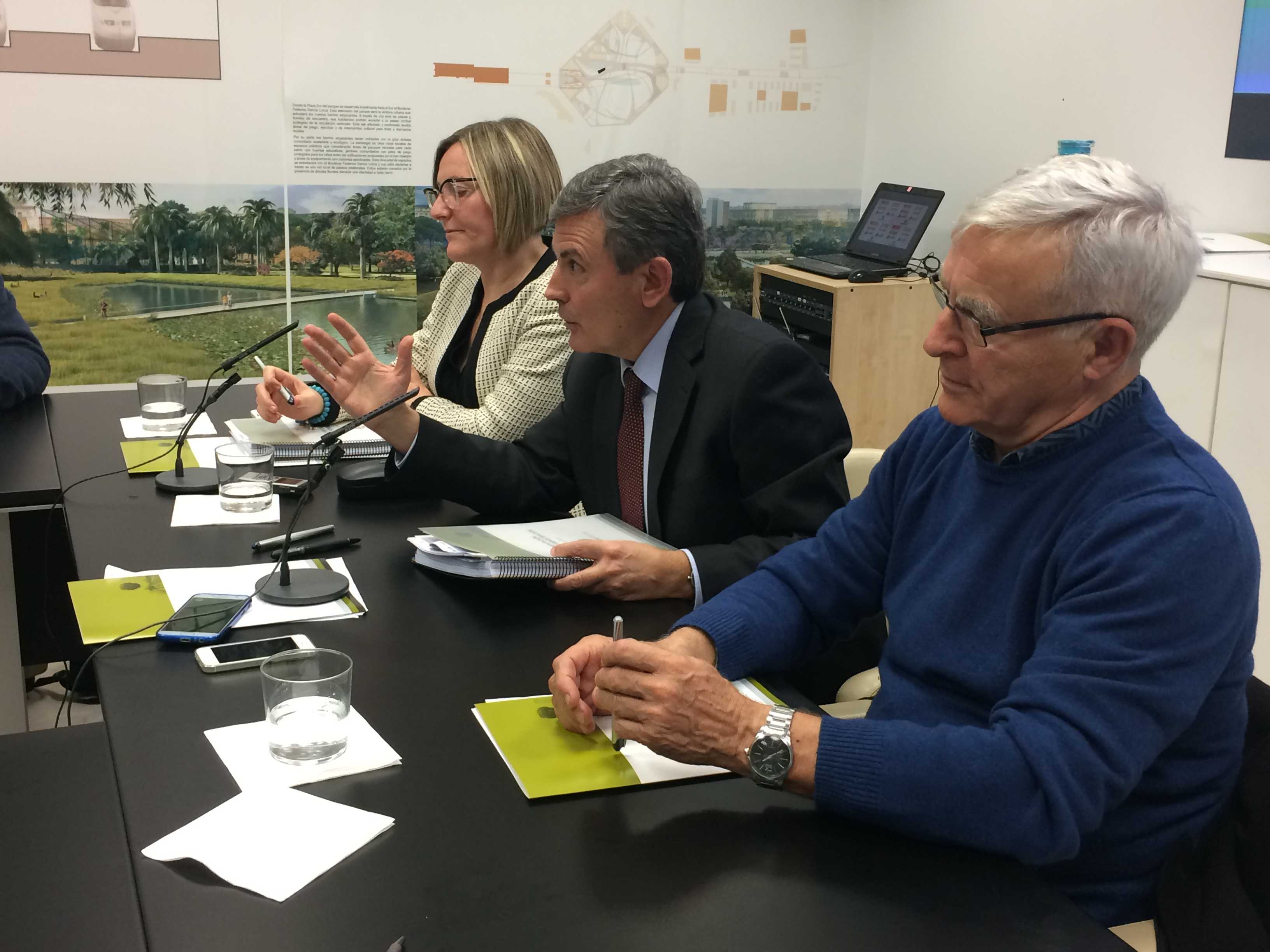 Salvador, Saura y Ribó, este miércoles, tras el consejo de administración de la sociedad Parque Central. - 