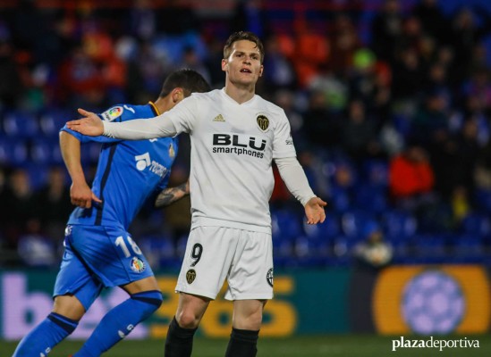 Gameiro se marcha de Getafe lesionado con un golpe muy fuerte en un tobillo