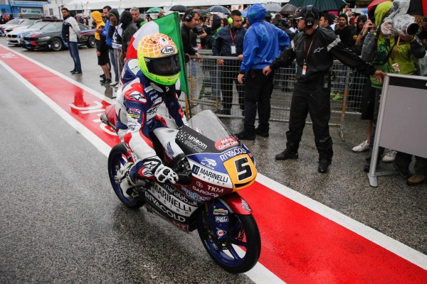 Fenati suma su segunda victoria del año en una carrera plagada de caídas

