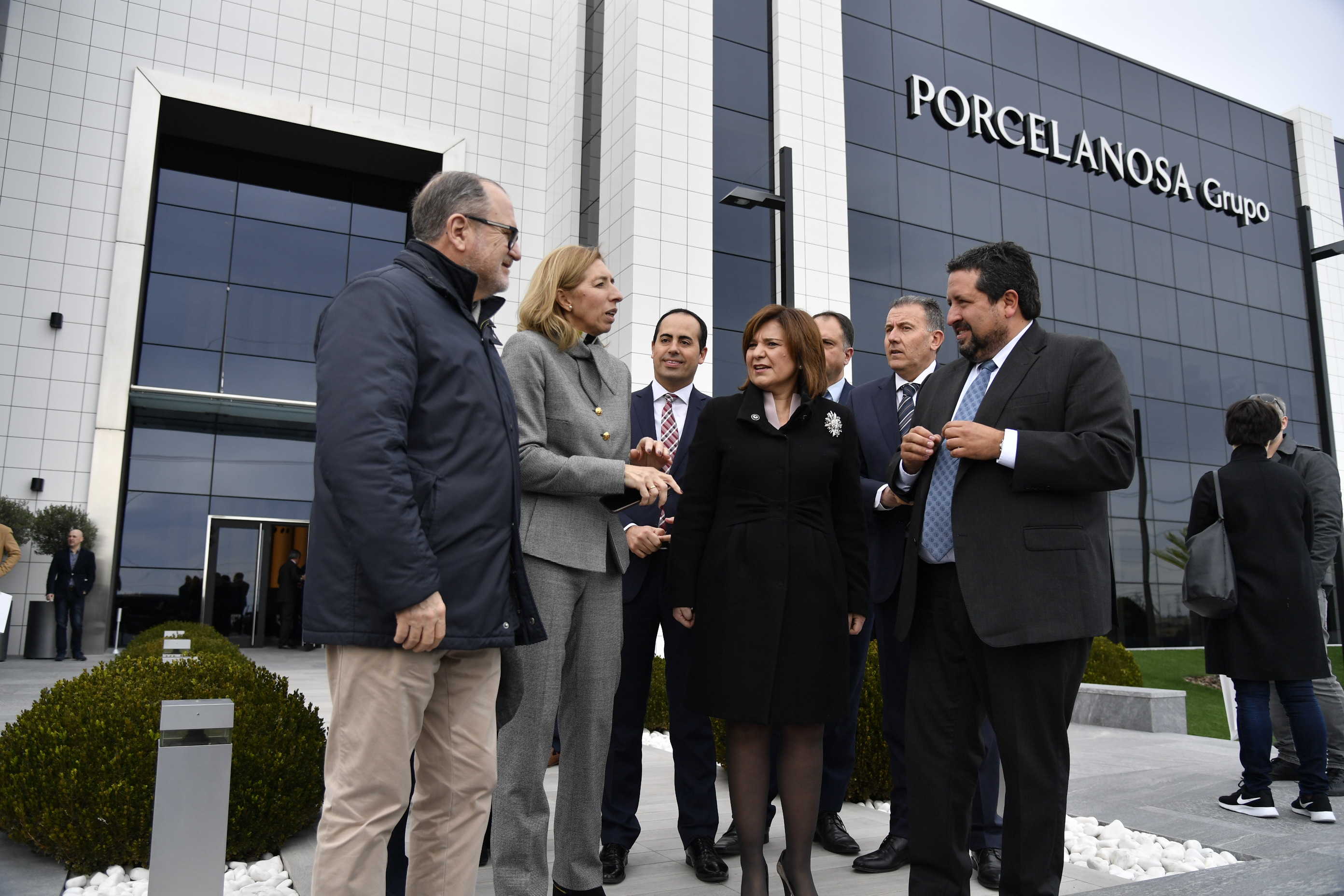Bonig propone un plan de impulso industrial de 200 millones de euros en su visita a Porcelanosa