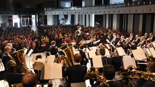 La Banda de Música Municipal dona pas als concerts per a escolars amb diferents hits 
