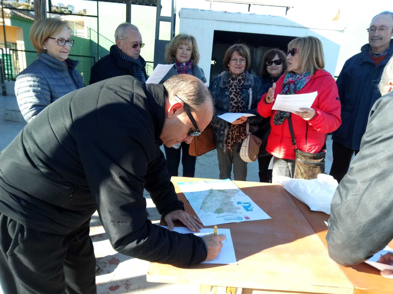 Vecinos de Chiva recogen firmas para presentar al Defensor del Pueblo. VP - 