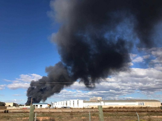 Arde una nave de artículos de regalo en Manises, en el polígono La Cova