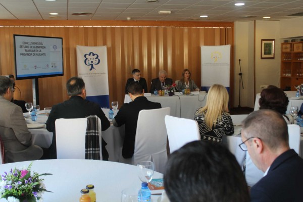 La empresa familiar alicantina es más pequeña que la media pero está más internacionalizada
