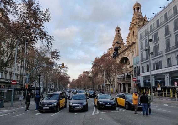 Los taxistas madrileños se suman a la huelga indefinida de Barcelona en la semana de Fitur