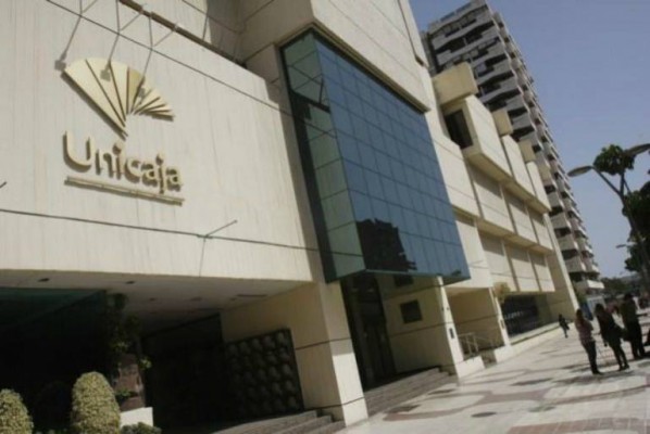 Los analistas de Kepler apuntan al despido de 2.452 empleados si se fusionan Unicaja y Liberbank