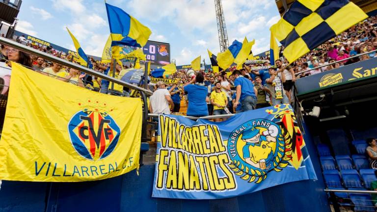 Trescientos aficionados animan al Villarreal en el entrenamiento previo a la 'final' ante el Athletic