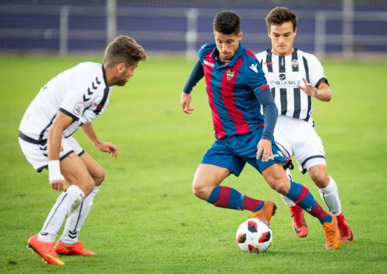 El Atlético Levante busca alejarse de la zona baja ante el Cornellà