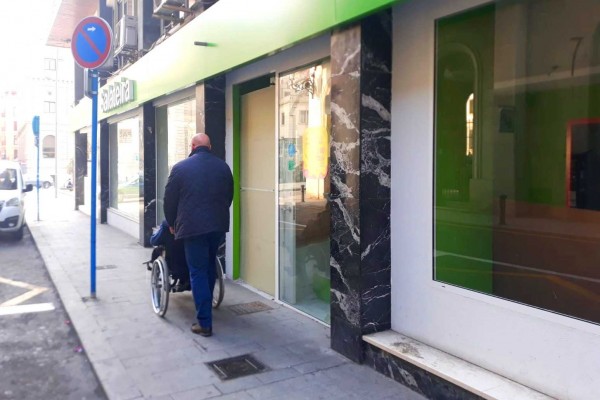 CaixaBank abrirá su primera oficina Store de Alicante en el antiguo local de Salateira