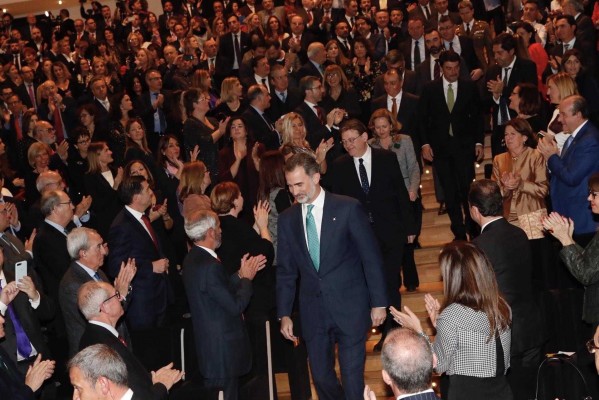 El Rey llama ante los empresarios al diálogo social y lograr más empleo joven

