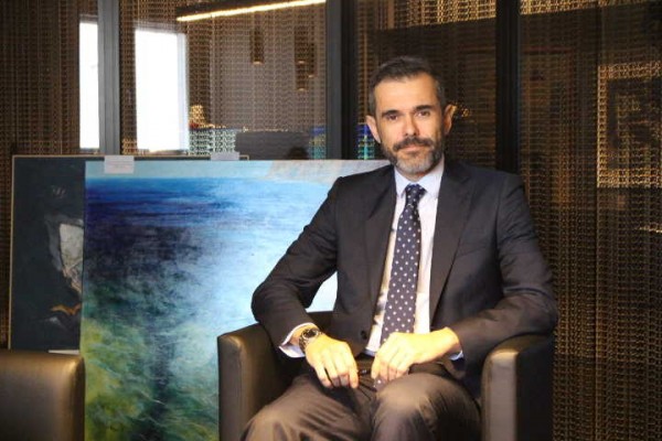 Una exposición de pintura que aboga por la libertad y da a conocer a los artistas alicantinos