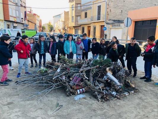 Los niños de Almassora visitan a Sant Antoni en la víspera de la primera Matxà de Interés Turístico Provincial
