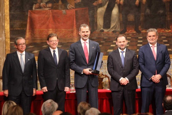 Felipe VI recibe en València el Premio Convivencia de Manuel Broseta