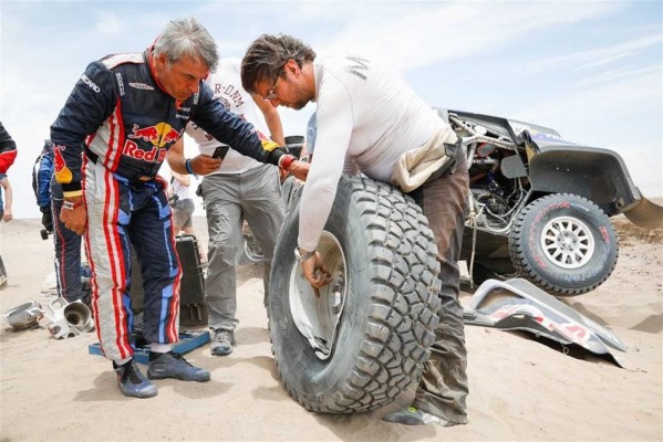 Carlos Sainz termina su Dakar más problemático con una victoria de etapa

