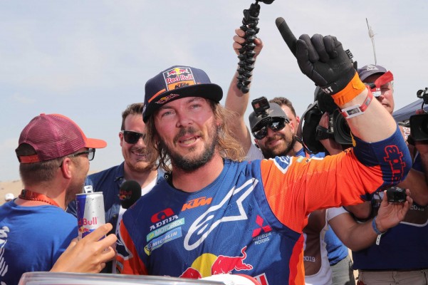 Toby Price, de romperse una pierna a ganar su segundo Dakar

