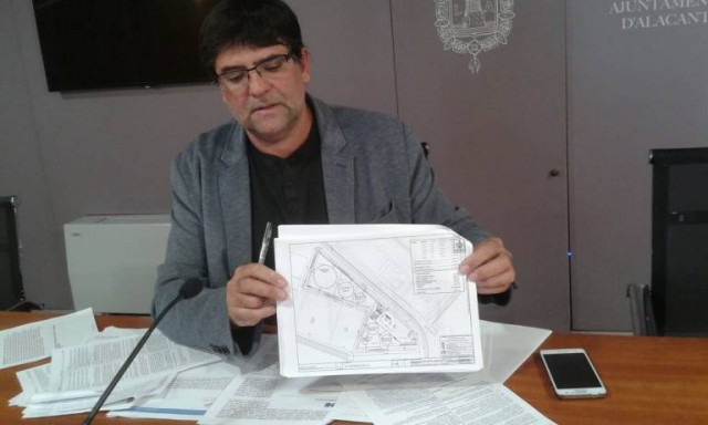 Guanyar y los vecinos reclaman una nave cerrada para el varadero de la dársena pesquera del Puerto