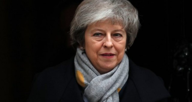 May sobrevive a la moción de censura tras una histórica derrota en la votación sobre el Brexit
