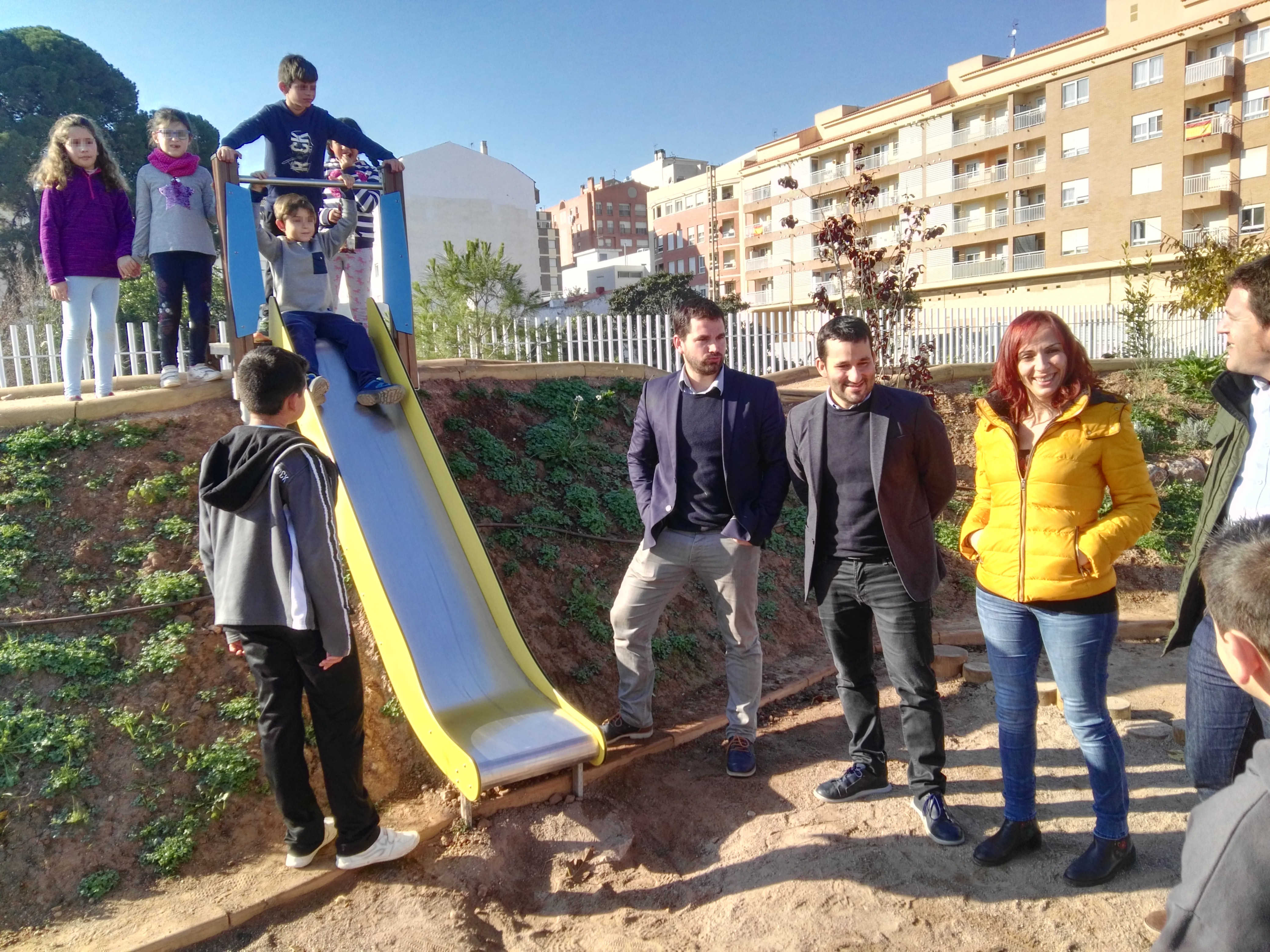 Educación impulsa los patios de colegios que fomentan la actividad e interacción de los niños 