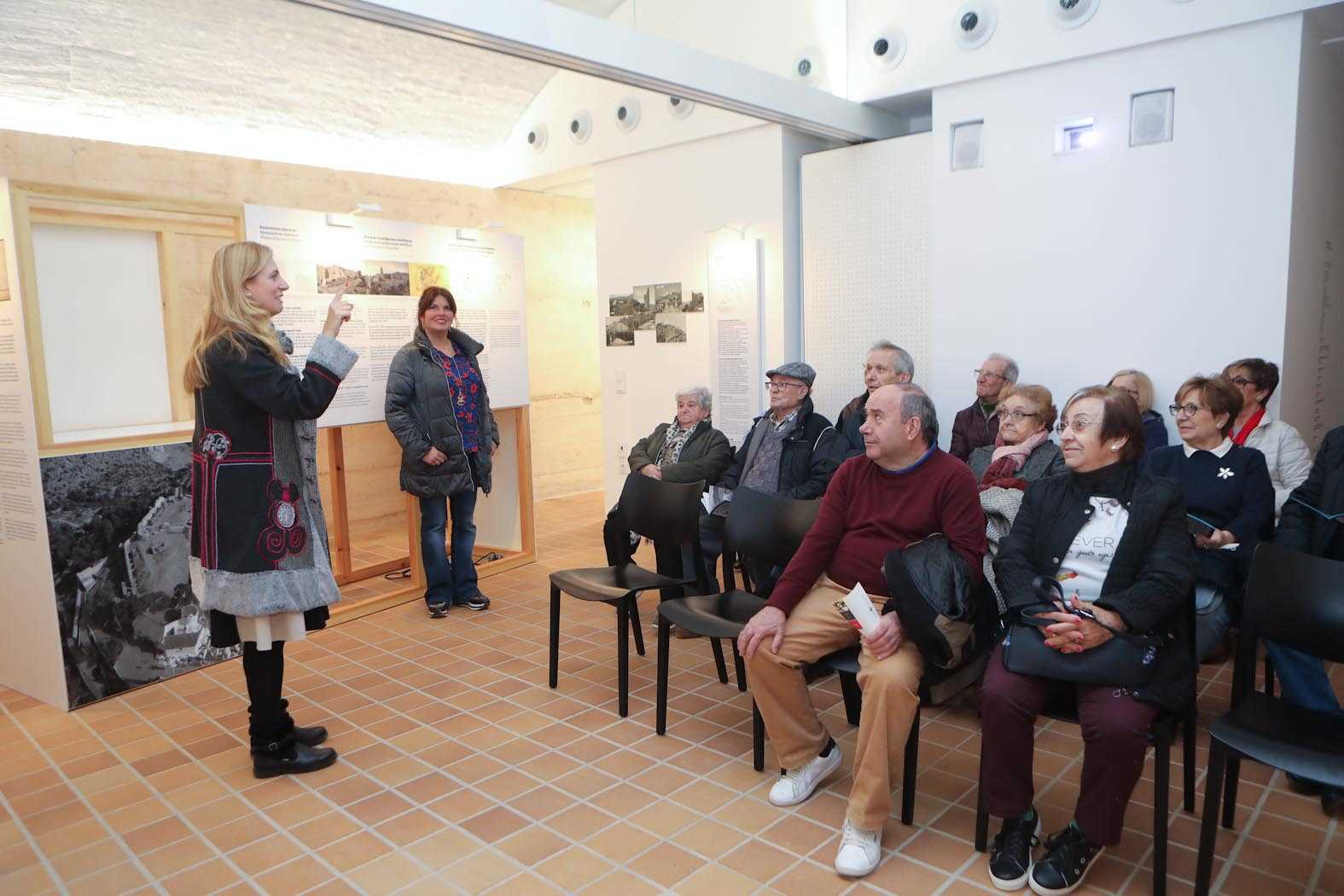 La alcaldesa inaugura una campaña para mayores que muestra el pasado histórico de Castellón