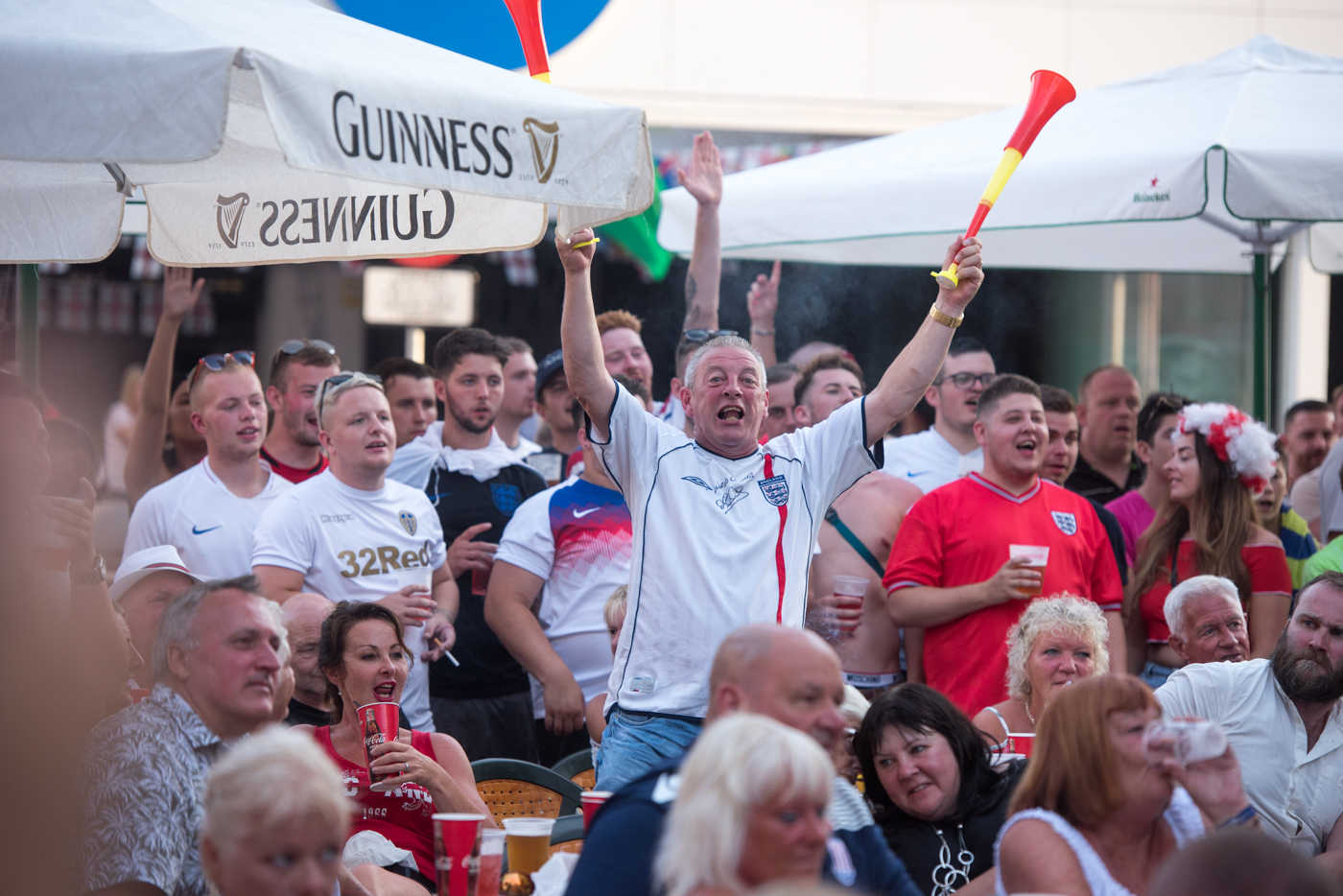 Un grupo de ingleses ve por televisión en Benidorm un partido de su Selección. Foto: RAFA MOLINA - 