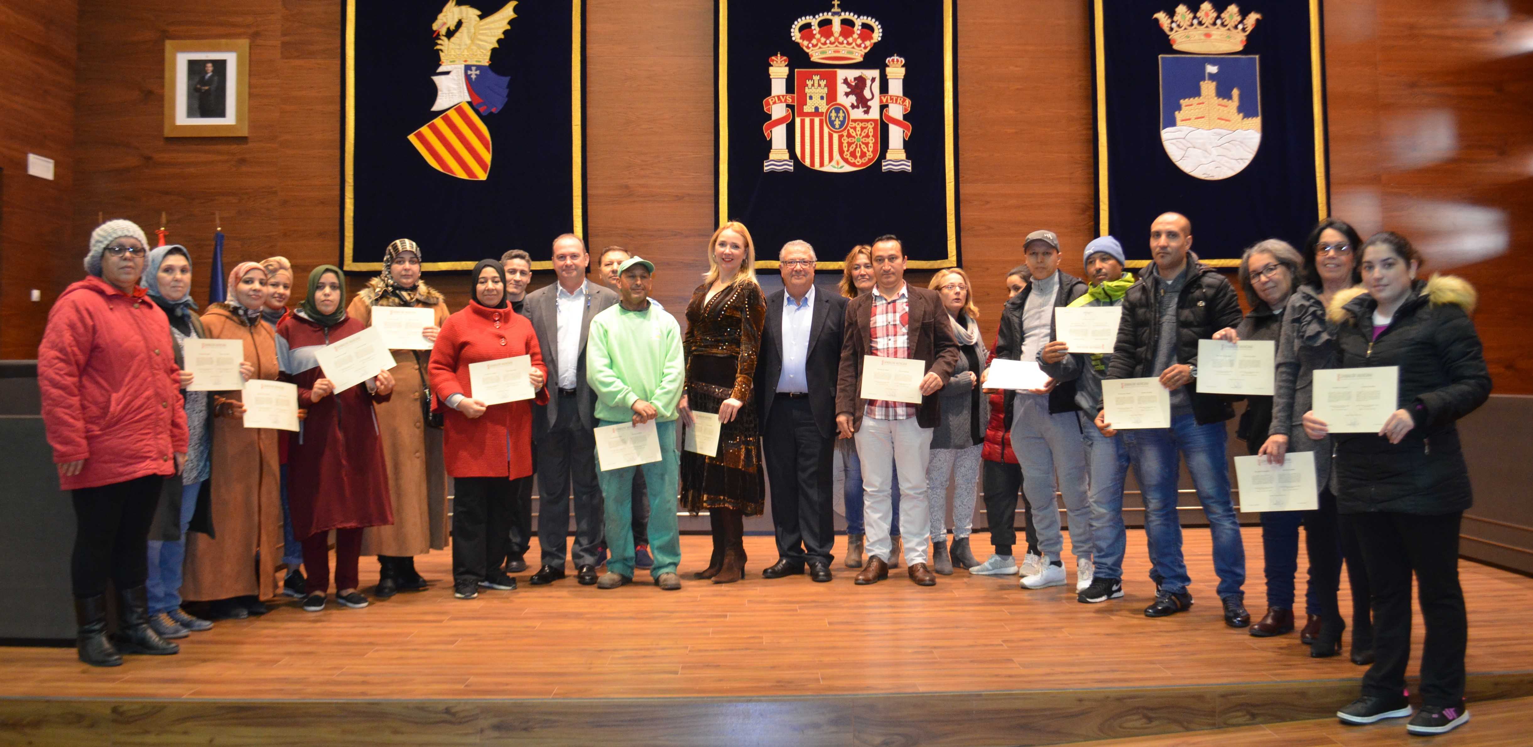 Oropesa del Mar entrega diplomas a los 16 alumnos de su Escuela de Acogida