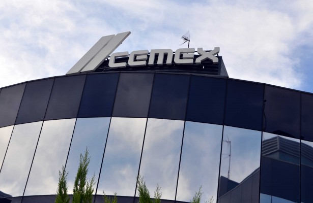 Cemex exhibe los 'logros verdes' de su factoría en Alicante: secado de lodos y restauración ambiental