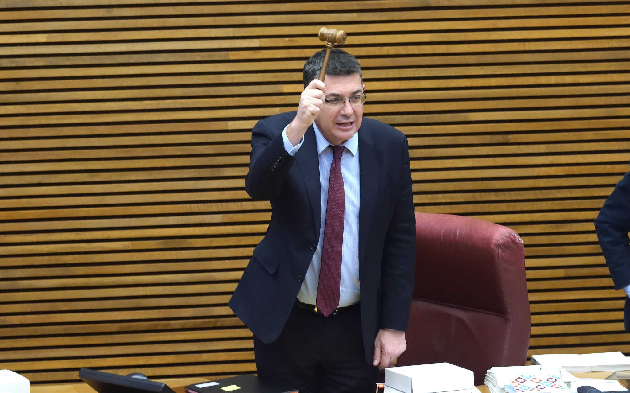 Morera, mazo en mano, durante una sesión parlamentaria. Foto: CORTS/INMA CABALLER - 