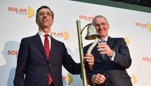 El presidente de Solarpack, José Galíndez (d) y el consejero delegado, Pablo Burgos (i), tocan la campana para dar inicio de la cotización. EFE - 