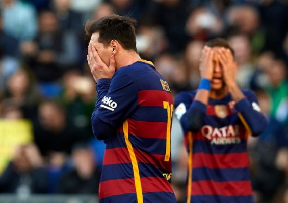 El Barça se enreda en la telaraña blanquiazul