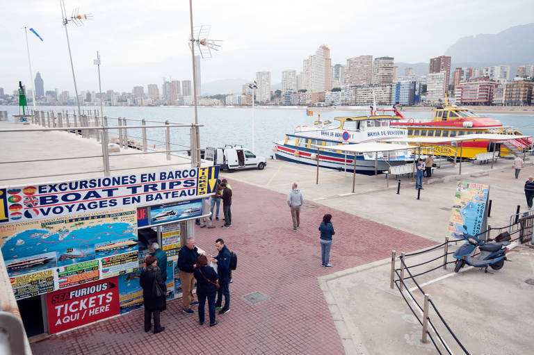Puerto de Benidorm donde están las casetas de venta. Foto: RAFA MOLINA. - 