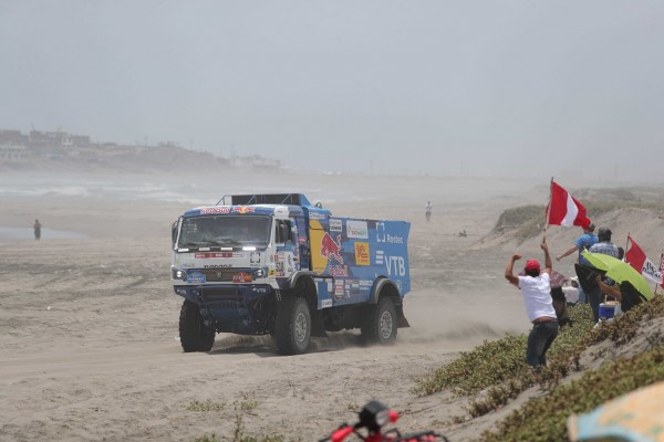 Excluyen un camión ruso del Dakar por atropellar a un espectador y no auxiliarlo

