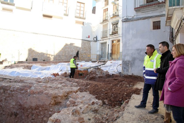 Huguet constata que las obras de reurbanización de la plaza Sinagoga de Onda avanzan a buen ritmo