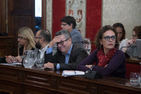 Asedio opositor: Compromís, PSOE y Cs instan al PP a gestionar con un aluvión de peticiones