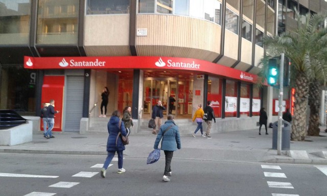 Alicante 'aprieta' al Santander: ordena el cierre de su oficina en Luceros si no corrige deficiencias