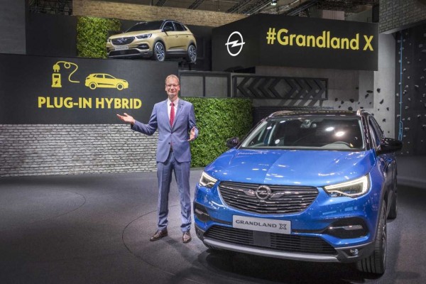 El presidente y consejero delegado de Opel anuncia el primer híbrido enchufable de la marca en la IAA