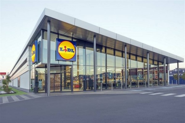 Lidl, tras eliminar las bolsas de plástico, suprimirá en 2019 todos los artículos de plástico de un uso