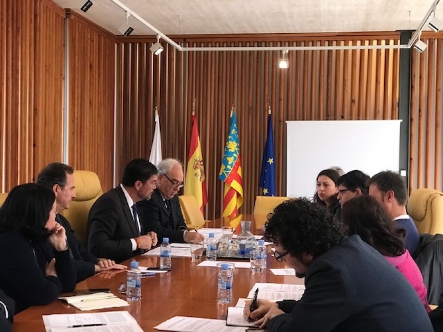 El alcalde, Luis Barcala, junto a los representantes de los grupos políticos opositores, en la comisión. - 