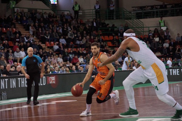 Valencia Basket asalta el liderato en Beaublanc (74-79)