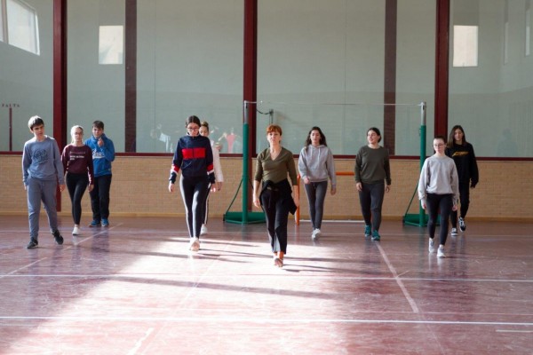 Una centena d'alumnes i professors se sumen al projecte 'Dansem'