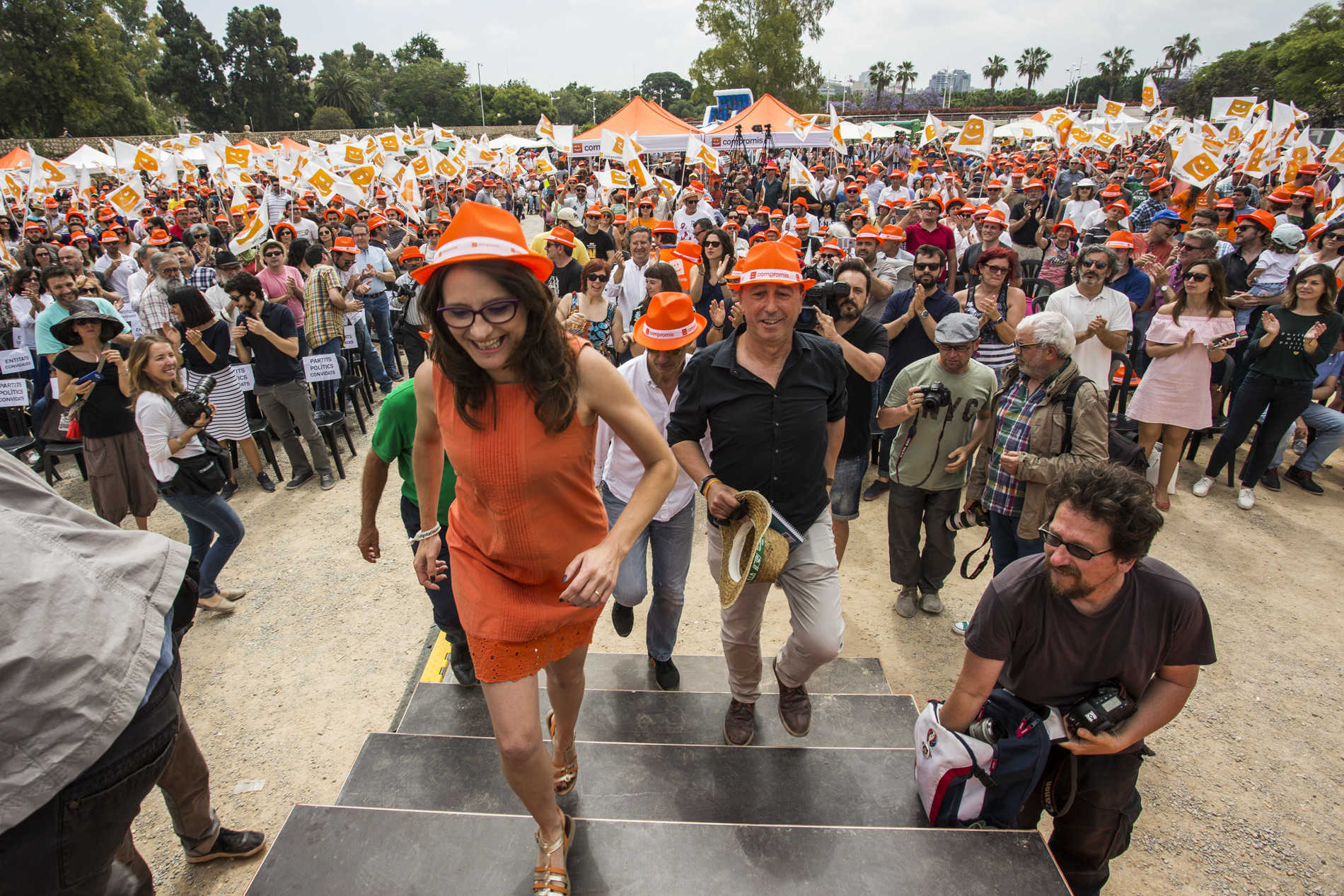 Oltra, Baldoví y otros referentes de Compromís en un acto festivo de la coalición. Foto: EVA MÁÑEZ - 