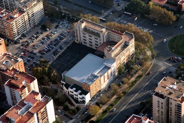 Muere una joven de 17 años al caer por una escalera en el colegio El Pilar de València