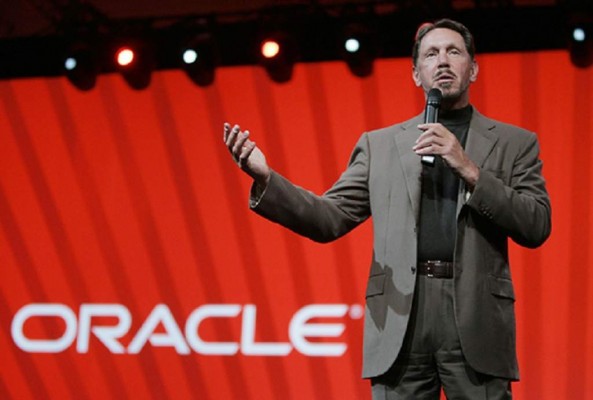 Larry Ellison, fundador de Oracle, hace de 'caballero blanco' en Tesla