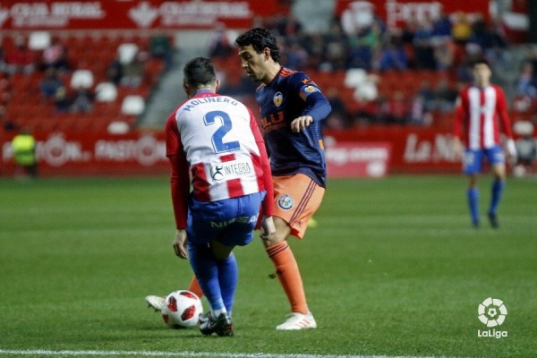 El Valencia pierde en Gijón y también se hunde en la Copa